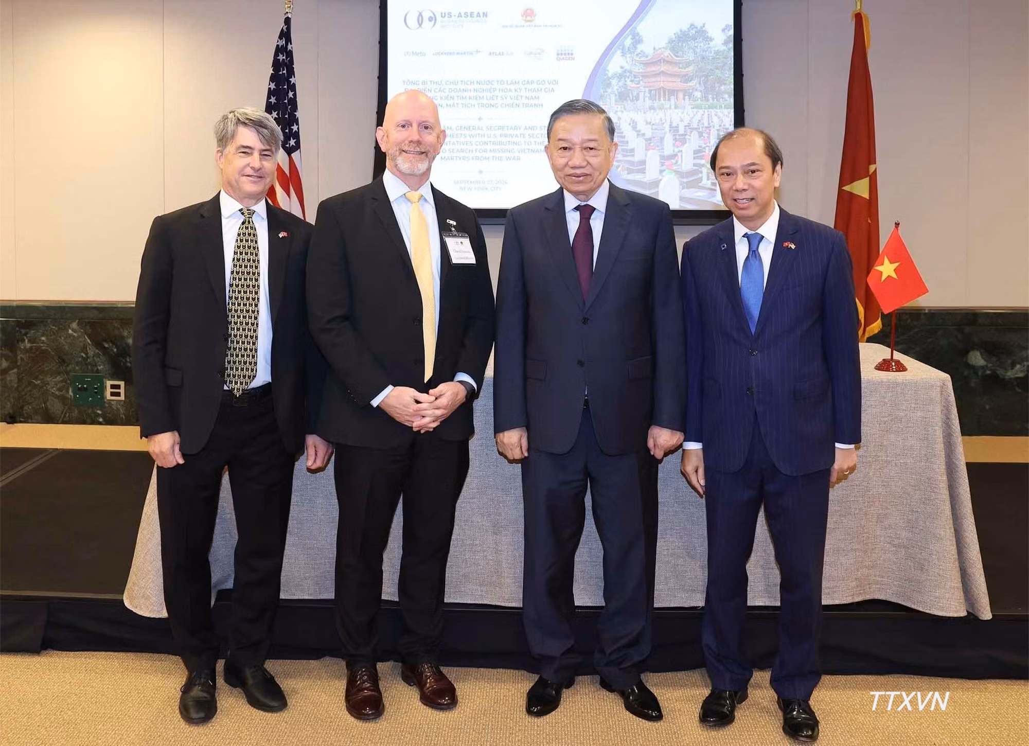 vna-potal-tong-bi-thu-chu-tich-nuoc-to-lam-gap-cac-doanh-nghiep-hoa-ky-nghe-bao-cao-ve-sang-kien-tim-kiem-nguoi-viet-nam-mat-tich-trong-chien-tranh-7386.jpg