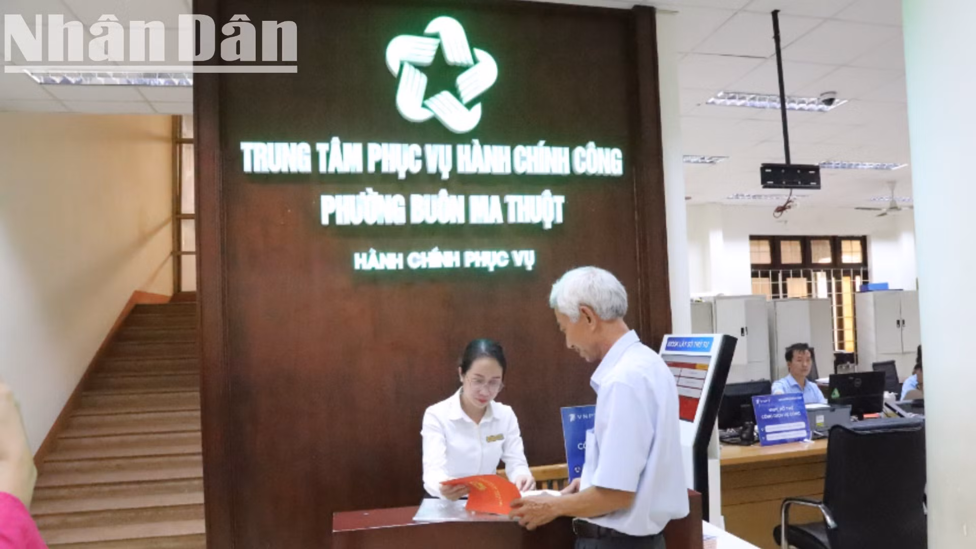 Người dân đến làm giải quyết thủ tục hành chính tại Trung tâm phục vụ hành chính công phường Buôn Ma Thuột.