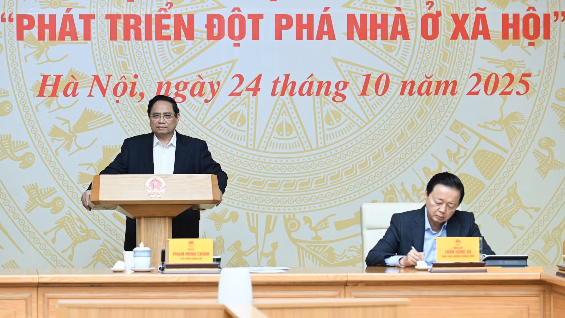 Thủ tướng Phạm Minh Chính chủ trì Hội nghị với các bộ, ngành, địa phương, doanh nghiệp về các giải pháp phát triển đột phá nhà ở xã hội.