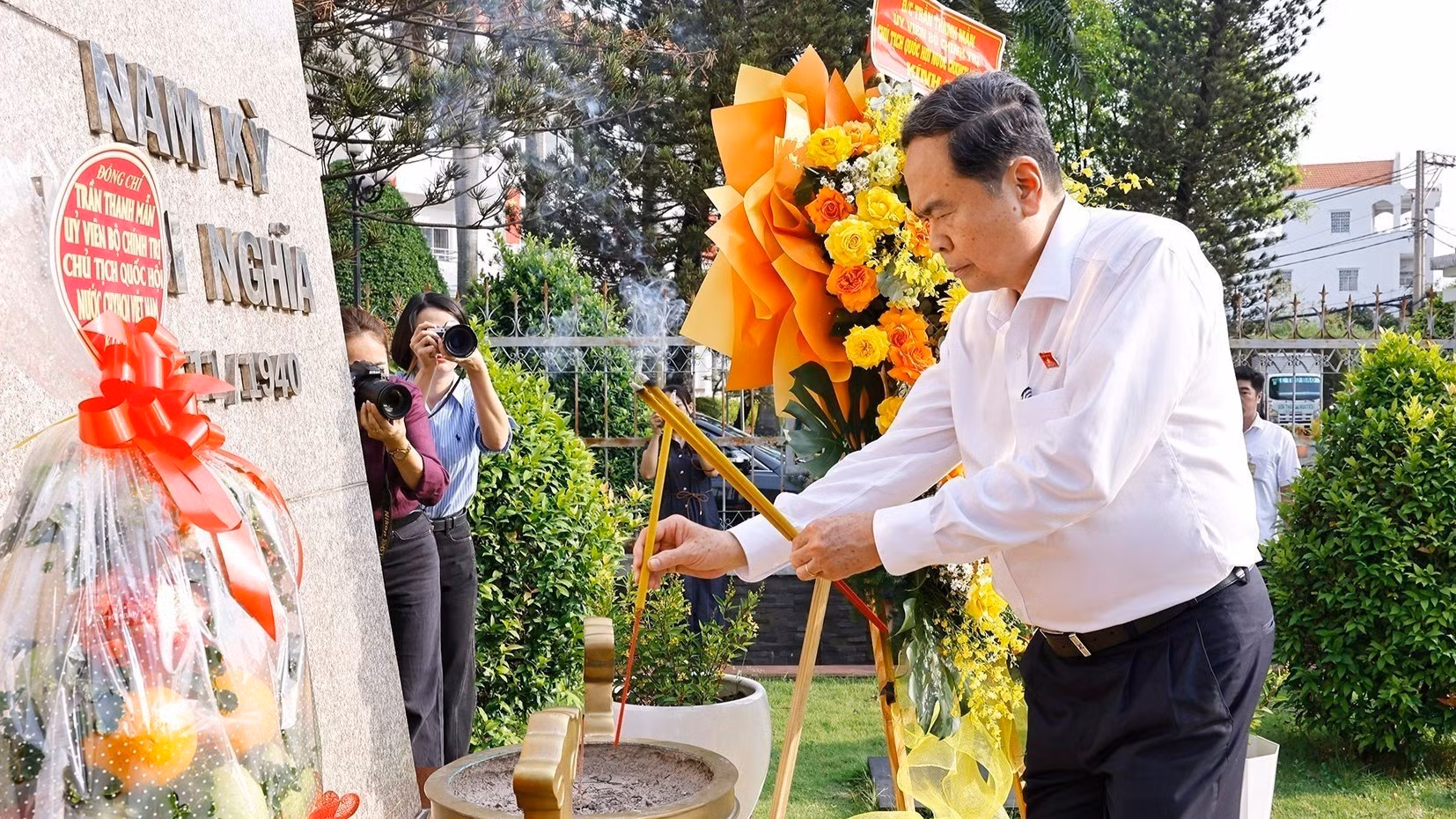 Chủ tịch Quốc hội Trần Thanh Mẫn dâng hương, dâng hoa tưởng niệm Chủ tịch Hồ Chí Minh, các Anh hùng liệt sĩ tại nơi lưu niệm sự kiện Khởi nghĩa Nam Kỳ. (Ảnh: TTXVN)