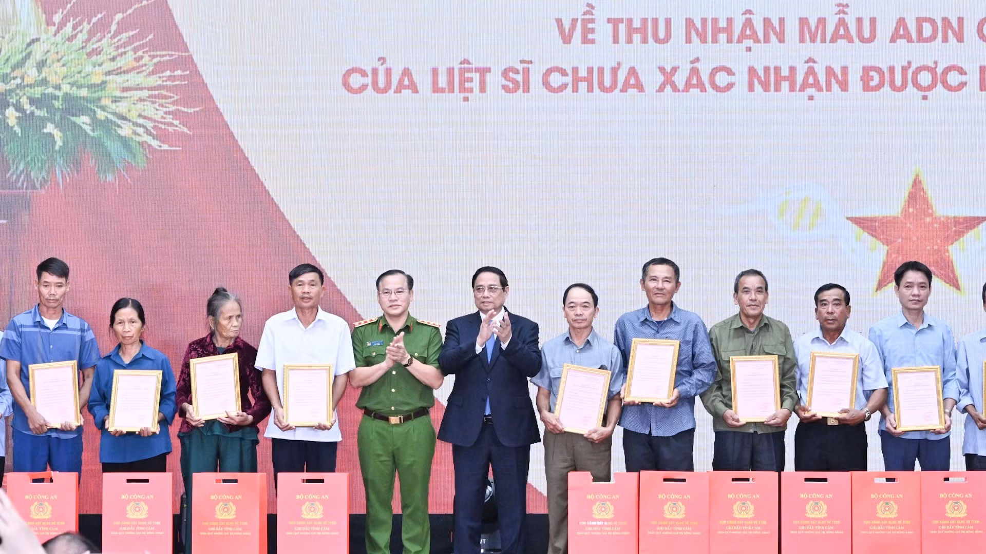 Thủ tướng Phạm Minh Chính trao Thông báo kết quả giám định ADN hài cốt liệt sĩ cho đại diện thân nhân các gia đình liệt sĩ.