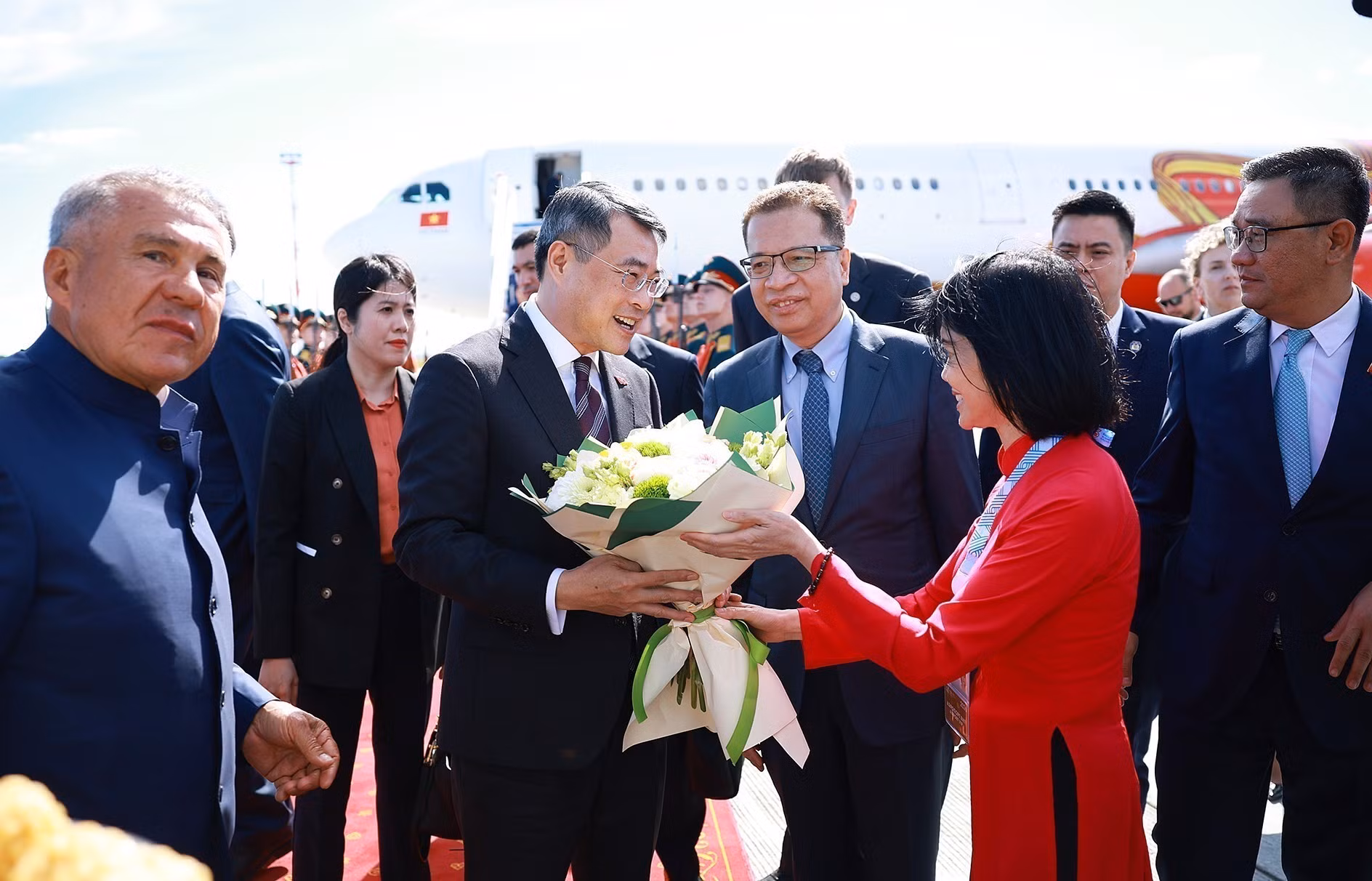 vna-potal-thu-tuong-bat-dau-chuyen-tham-du-hoi-nghi-cap-cao-ky-niem-35-nam-quan-he-asean-nga-tai-kazan-8830446.jpg