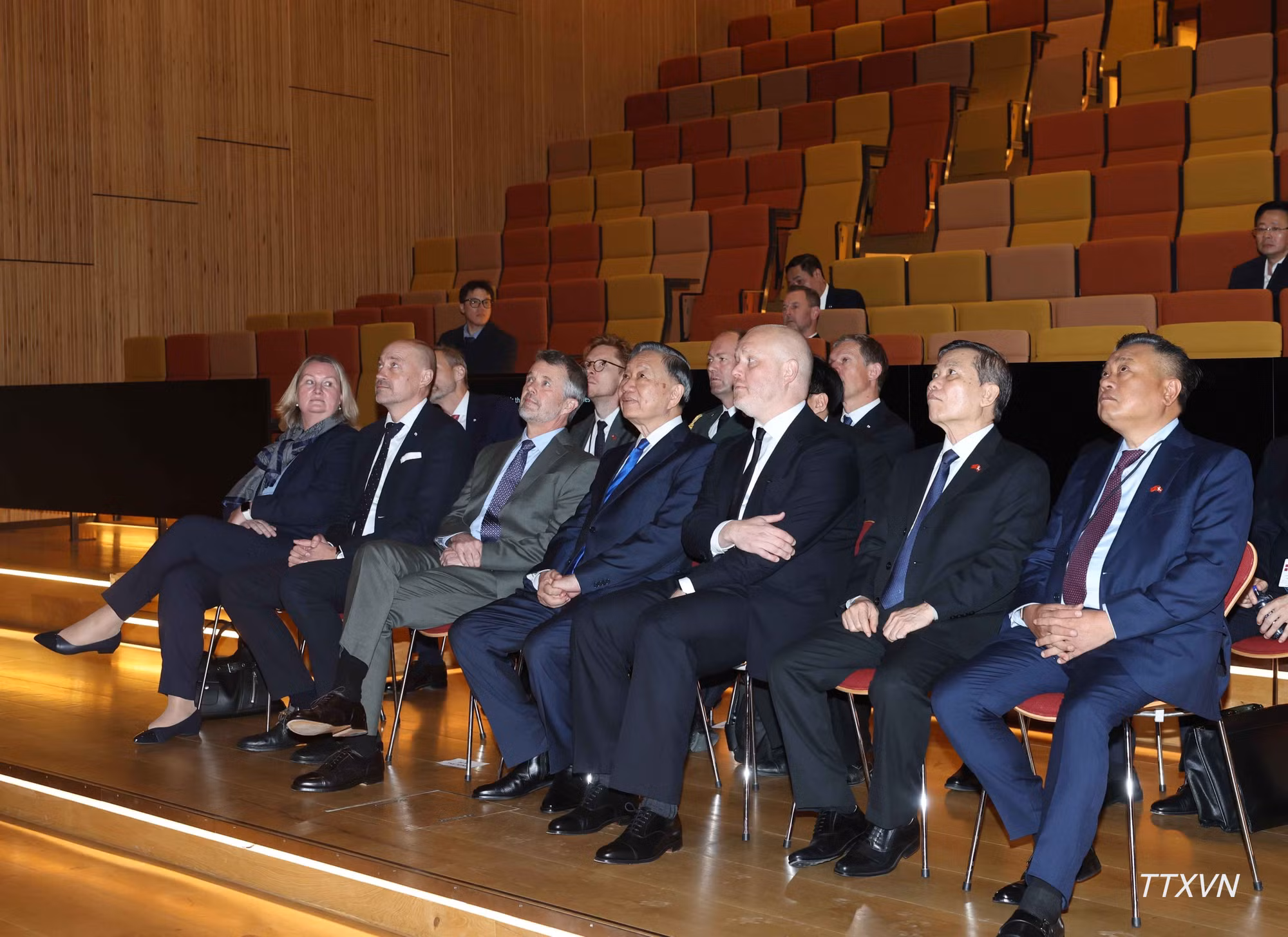 vna-potal-tong-bi-thu-chu-tich-nuoc-tham-vien-nghien-cuu-niels-bohr-cua-dai-hoc-copenhagen-9435.jpg