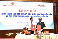 Đồng chí Lê Văn Lương, Chủ tịch Ủy ban nhân dân tỉnh Điện Biên và Trung tướng Tào Đức Thắng, Ủy viên Trung ương Đảng, Chủ tịch kiêm Tổng Giám đốc Tập đoàn Công nghiệp-Viễn thông Quân đội trao biên bản ký kết thỏa thuận hợp tác. (Ảnh: LÊ LAN)