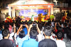 Với nhiều học sinh ở biên giới Nà Hỳ thì Tết Trung thu năm nay là lần đầu tiên được xem múa lân và liên hoan phá cỗ đón trăng rằm. (Ảnh: LÊ LAN)