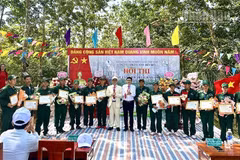 Đồng chí Nguyễn Công Tám, Chủ tịch Hội đồng quản trị và đồng chí Nguyễn Ngọc Cẩm, Tổng Giám đốc Công ty Cổ phần Cao su Điện Biên trao giấy chứng nhận cho các công nhân tham gia hội thi "Bàn tay vàng". (Ảnh: LÊ LAN)