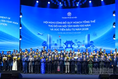 Chủ tịch Quốc hội Trần Thanh Mẫn cùng các đồng chí lãnh đạo Đảng, Nhà nước, thành phố Hà Nội với các doanh nghiệp, nhà đầu tư, đối tác tiêu biểu trong nước và quốc tế.