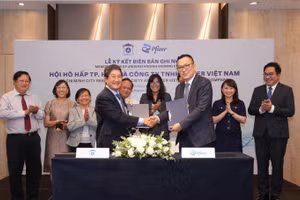 Hội Hô hấp Thành phố Hồ Chí Minh ký biên bản ghi nhớ với Pfizer Việt Nam. (Ảnh: Nguyễn Lê)