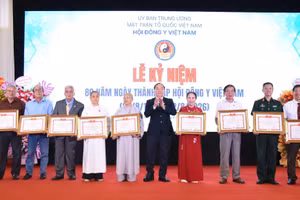 Hội Đông y Việt Nam vinh danh thầy thuốc Đông y tiêu biểu và khen thưởng tập thể phòng khám, phòng chẩn trị Đông y tiêu biểu. (Ảnh: Hà Thu)