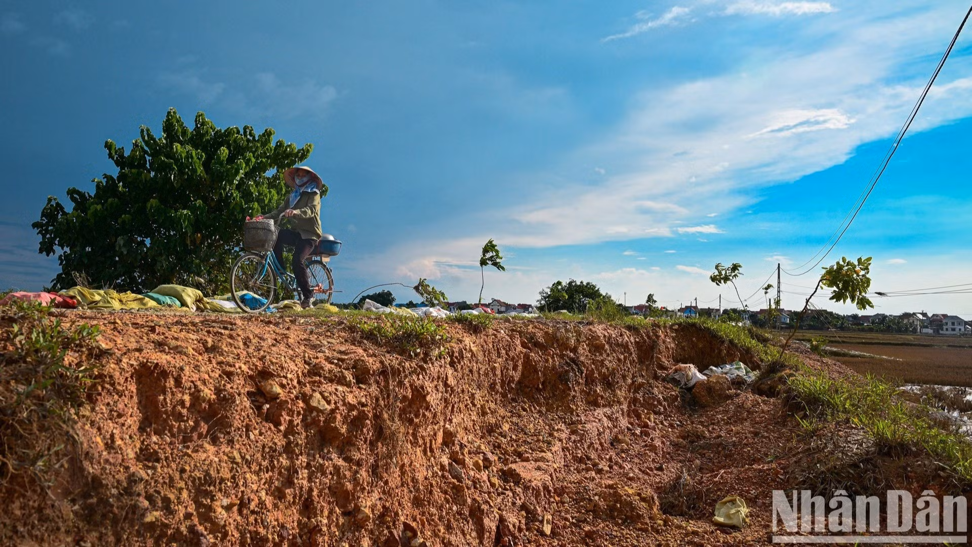 Đê bối dẫn vào thôn Đồng Đạo, xã Hợp Thịnh (Bắc Ninh) bị nước lũ khoét sâu làm hỏng cả phần bê tông.