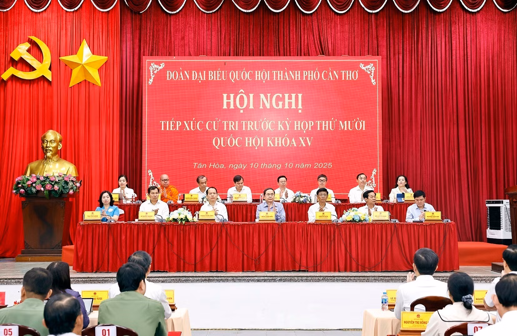vna-potal-chu-tich-quoc-hoi-tran-thanh-man-tiep-xuc-cu-tri-tai-thanh-pho-can-tho-8329303.jpg