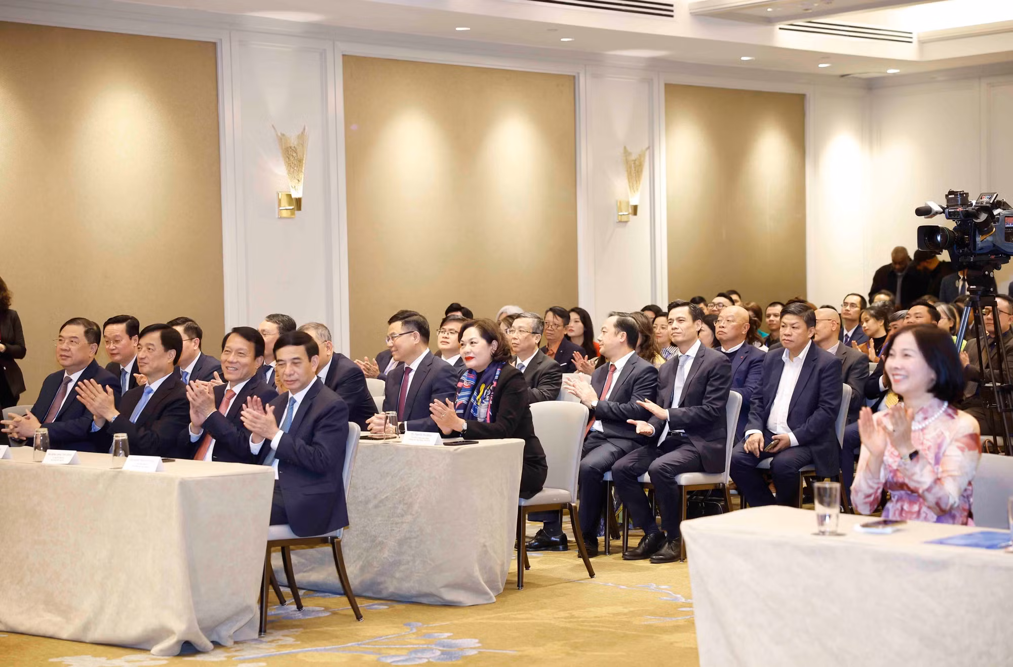 vna-potal-tong-bi-thu-to-lam-gap-go-ba-con-cong-dong-va-cac-co-quan-dai-dien-viet-nam-tai-hoa-ky-8599051.jpg