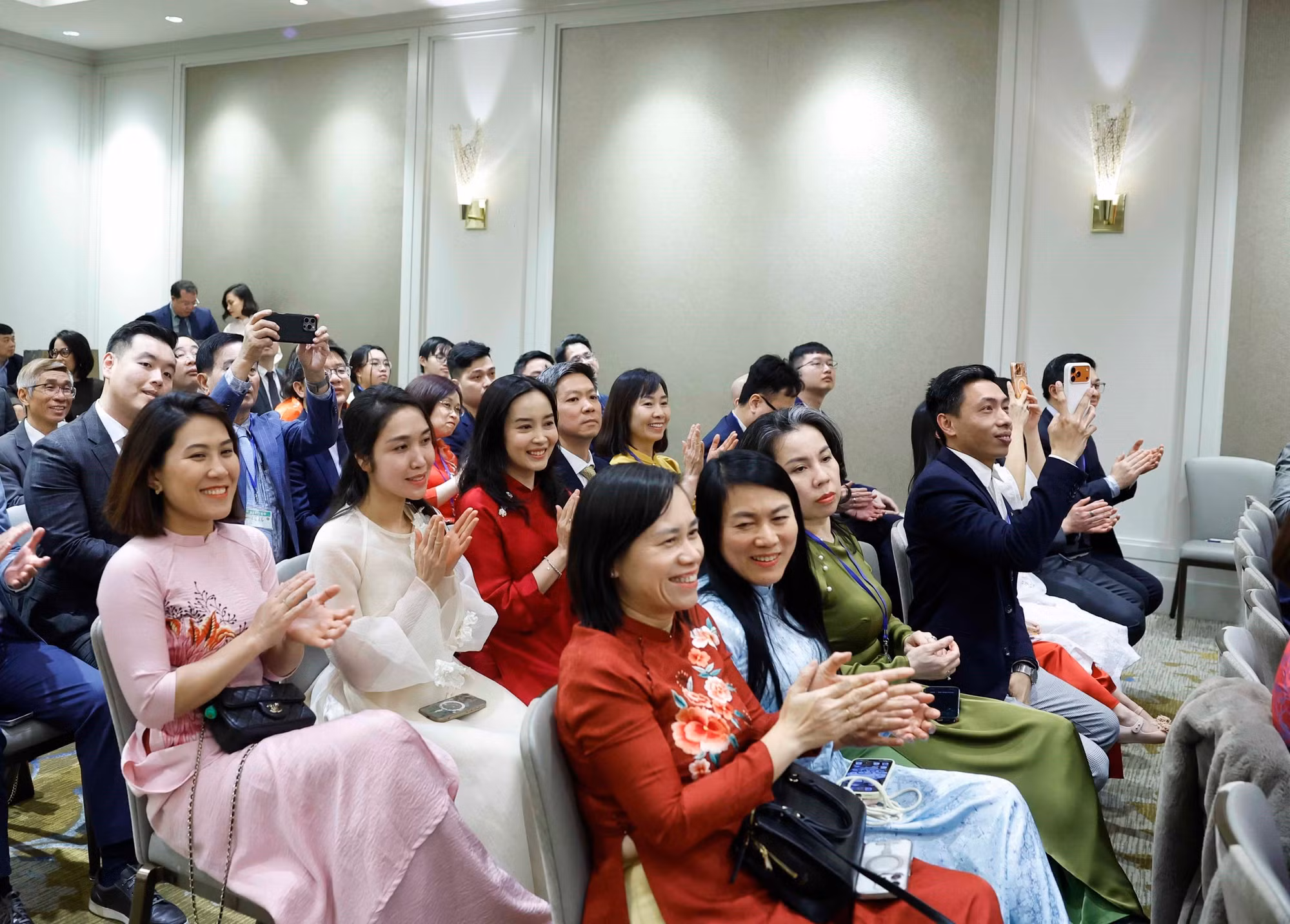 vna-potal-tong-bi-thu-to-lam-gap-go-ba-con-cong-dong-va-cac-co-quan-dai-dien-viet-nam-tai-hoa-ky-8599052.jpg