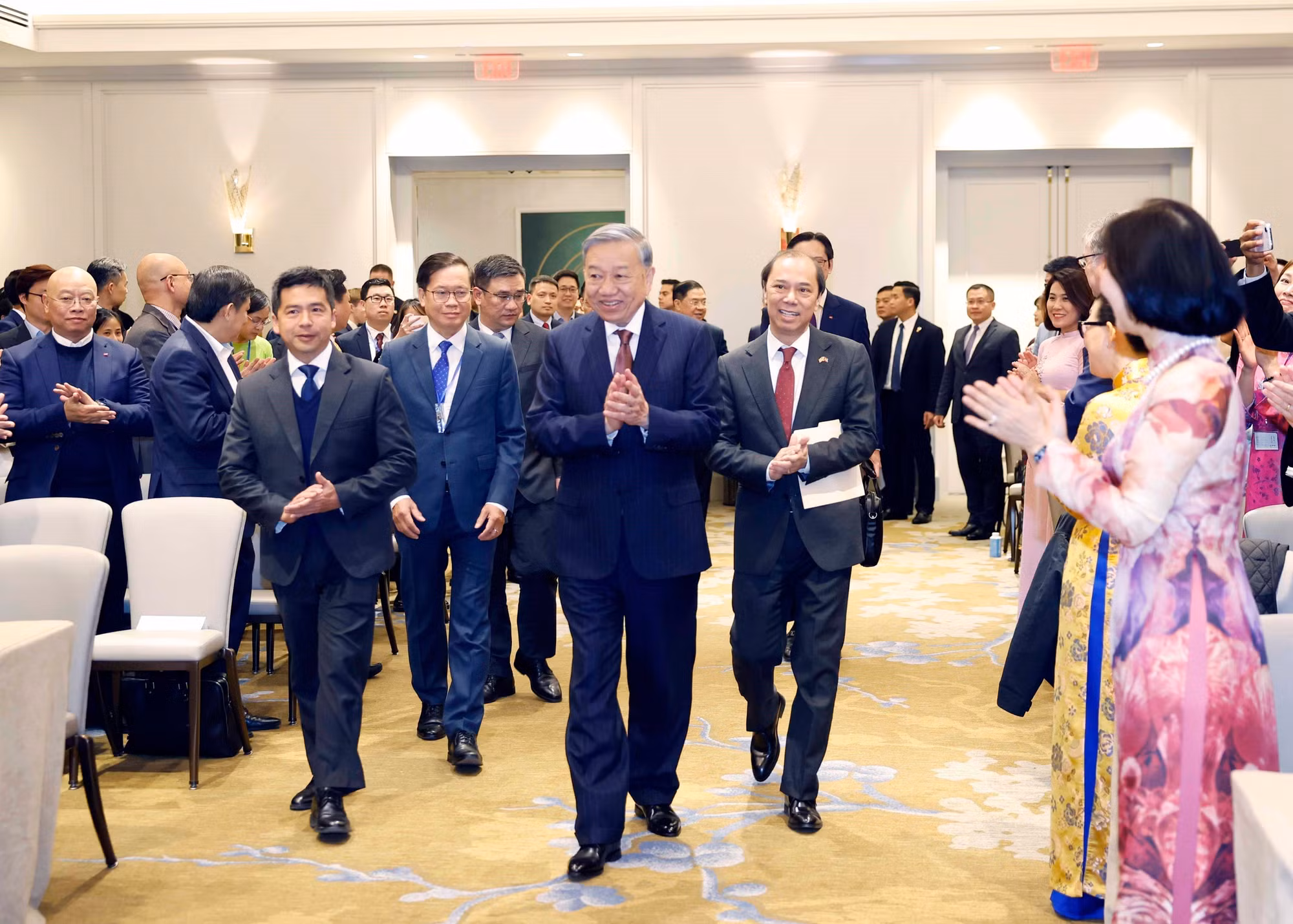 vna-potal-tong-bi-thu-to-lam-gap-go-ba-con-cong-dong-va-cac-co-quan-dai-dien-viet-nam-tai-hoa-ky-8599053.jpg