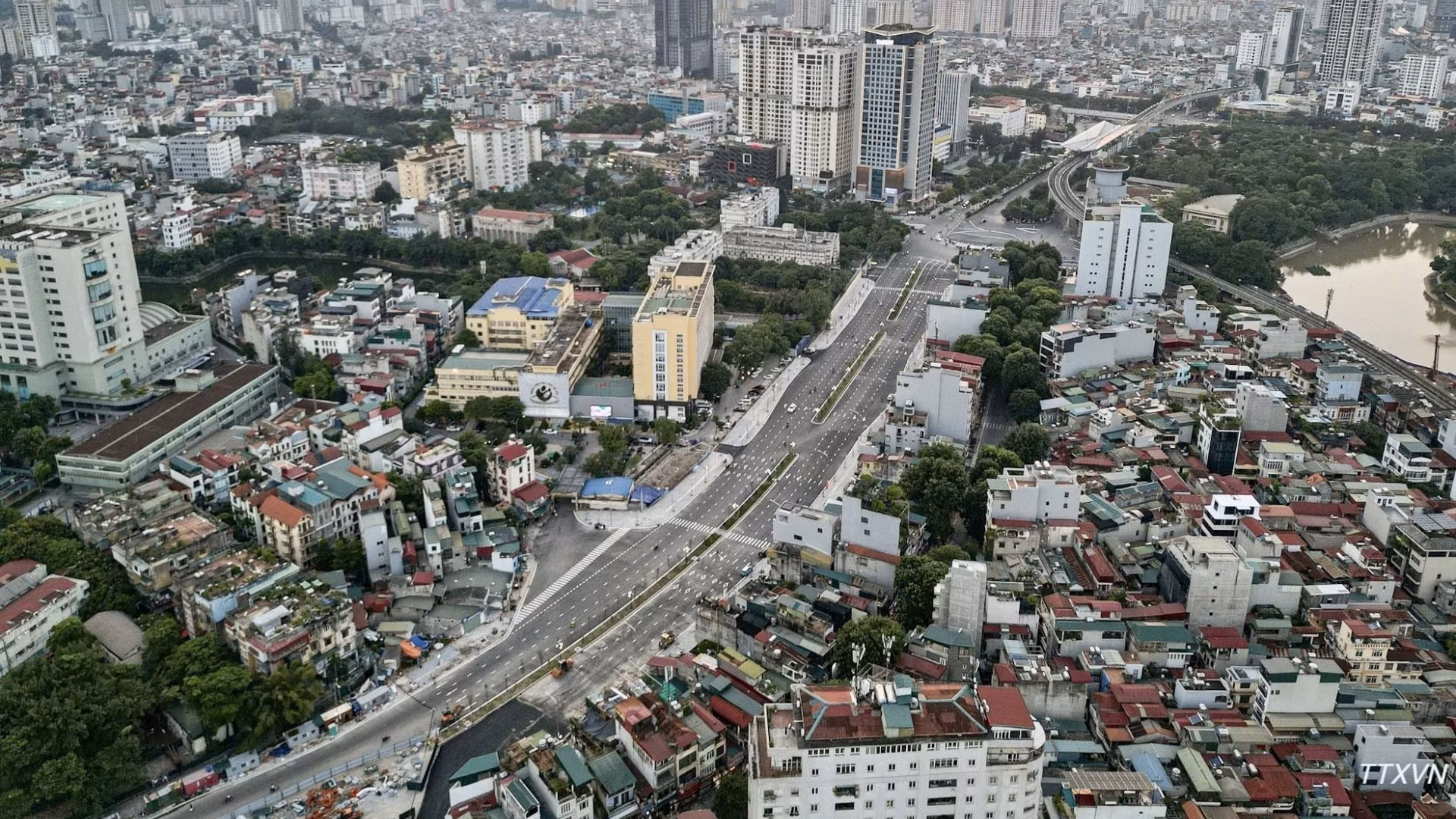 Dự án đầu tư xây dựng đường Vành đai 1, đoạn Hoàng Cầu-Voi Phục có tổng mức đầu tư 7.210 tỷ đồng từ nguồn ngân sách thành phố, điểm đầu tại nút giao Cát Linh-La Thành-Yên Lãng (Hoàng Cầu), điểm cuối tại nút giao Voi Phục. (Ảnh: Quốc Khánh/TTXVN)