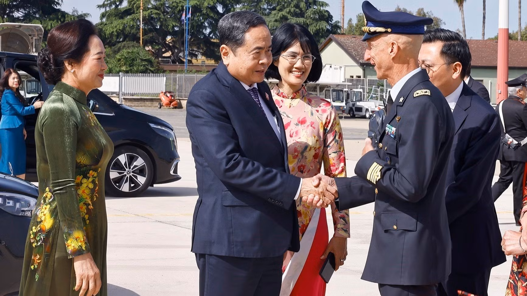 Lễ tiễn Chủ tịch Quốc hội Trần Thanh Mẫn và Phu nhân tại sân bay Ciampino, thủ đô Rome, Cộng hòa Italia. (Ảnh: TTXVN)