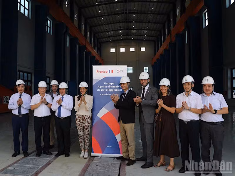Bà Éléonore Caroit, Bộ trưởng ủy nhiệm đặc trách Pháp ngữ, Đối tác quốc tế và Pháp kiều của Pháp (thứ tư từ trái sang) cùng đoàn công tác khảo sát tại Nhà Máy thủy điện Hòa Bình mở rộng.