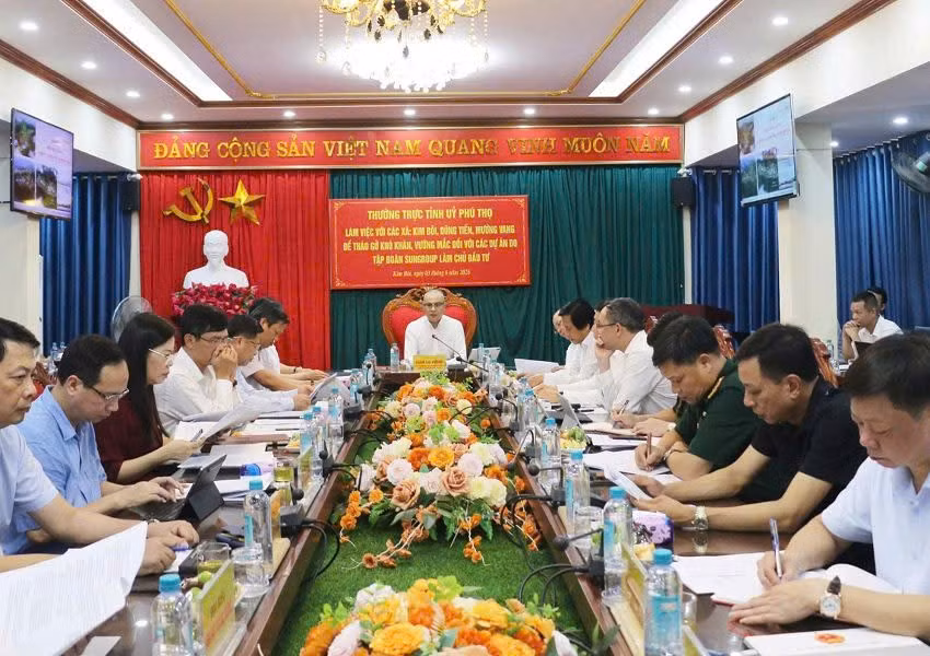 Đồng chí Phạm Đại Dương, Bí thư Tỉnh uỷ Phú Thọ chủ trì buổi làm việc.