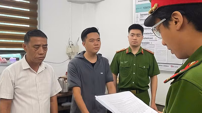 Giám đốc Nguyễn Văn Đây (ngoài cùng bên trái) và kế toán Bùi Yên Khánh (thứ hai từ trái sang).