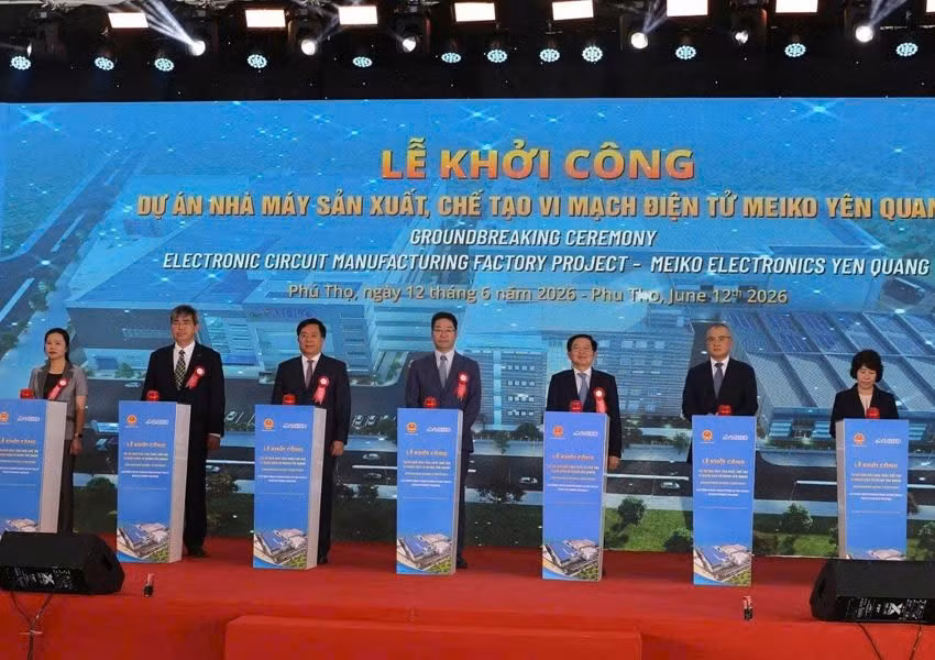 Các đại biểu bấm nút khởi công nhà máy sản xuất vi mạch điện tử tại Khu công nghiệp Yên Quang, tỉnh Phú Thọ. 