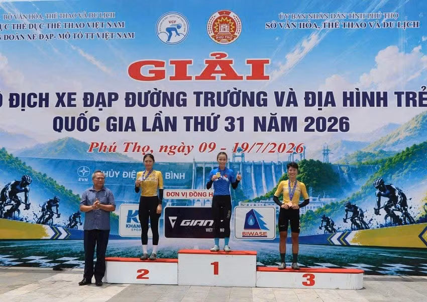 Ban Tổ chức trao giải cho các vận động viên xuất sắc tại nội dung băng đồng.