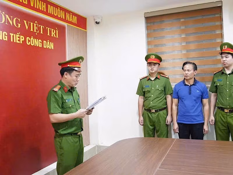 Đinh Thanh Tùng, Chủ tịch Ủy ban nhân dân xã Hợp Kim (thứ 2 từ phải sang). (Ảnh: Công an tỉnh Phú Thọ)