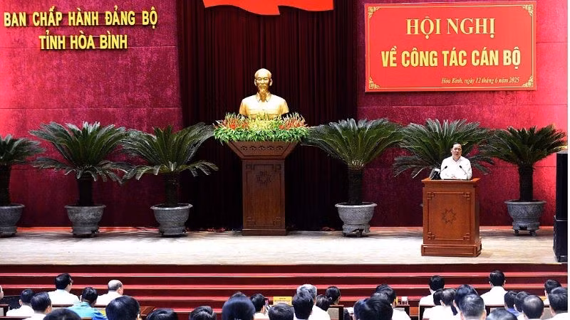 Bí thư Tỉnh ủy Hòa Bình Nguyễn Phi Long phát biểu tại hội nghị.