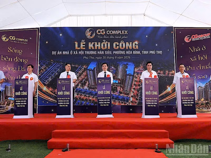 Đại diện lãnh đạo tỉnh Phú Thọ và đơn vị thực hiện dự án bấm nút tại lễ khởi công.