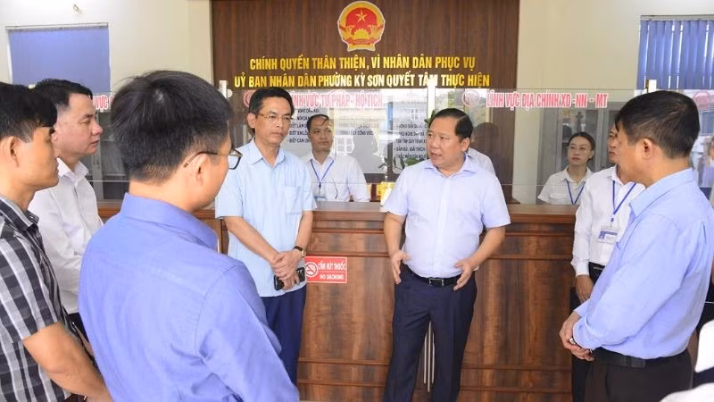 Bí thư Tỉnh ủy Hòa Bình Nguyễn Phi Long (giữa) cùng đoàn công tác kiểm tra tại phường Kỳ Sơn.