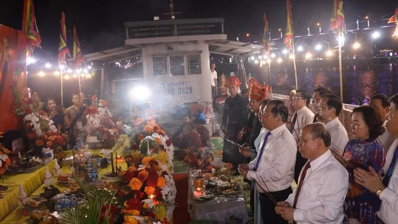 Lãnh đạo tỉnh Hòa Bình dâng hương tại Lễ cầu ngư 2025.