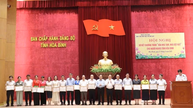 Lãnh đạo tỉnh Hòa Bình trao bằng khen cho đại diện các tập thể có thành tích xuất sắc.