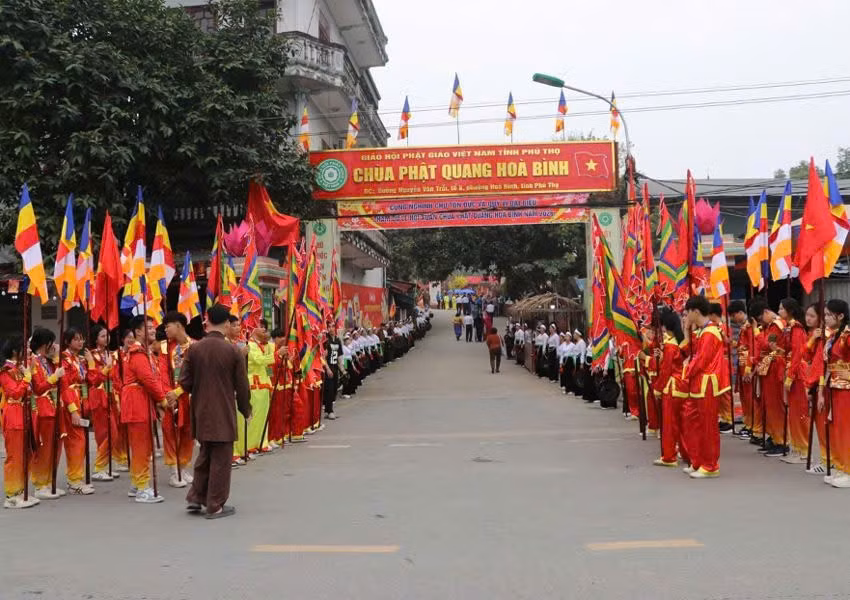 Lễ hội Xuân chùa Phật Quang Hòa Bình thu hút đông đảo người dân tham gia.