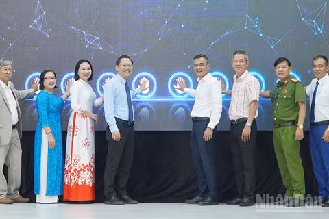 Các đại biểu thực hiện nghi thức chạm tay ra mắt các sản phẩm tiêu biểu về chuyển đổi số của phường Hương Trà. (Ảnh: QV)