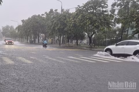 Mưa lớn kéo dài khiến nhiều tuyến đường ở khu vực Tam Kỳ, Đà Nẵng, ngập cục bộ. (Ảnh: ANH QUÂN)