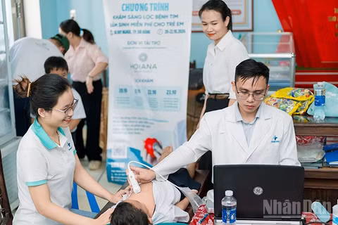 Các bác sĩ thăm khám cho học sinh tại trường tiểu học Duy Nghĩa, phân hiệu 1. (Ảnh: Hoiana Resort & Golf) 