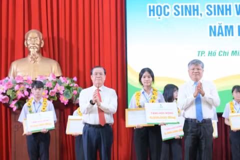 Lãnh đạo VRG trao học bổng cho con công nhân, lao động “Vượt khó-Học giỏi” năm học 2025-2026. (Ảnh: Đào Phong)
