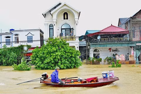 Hiện mực nước sông đã rút nhưng vẫn ở mức cao (Ảnh: Ngọc Linh)