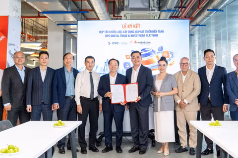Lãnh đạo Trung tâm ITPC và Công ty Arobid trao biên bản ký kết hợp tác chiến lược chiều 1/10, tại Thành phố Hồ Chí Minh. (Ảnh: BTC)
