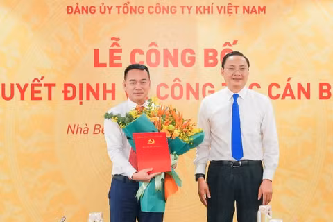 Đồng chí Phan Ngọc Phúc, Bí thư Đảng ủy, Chủ tịch Hội đồng nhân dân xã Nhà Bè trao Quyết định chỉ định giữ chức Phó Bí thư Đảng ủy PV GAS nhiệm kỳ 2025-2030 và tặng hoa chúc mừng đồng chí Dương Trí Hội. (Ảnh: PV GAS)