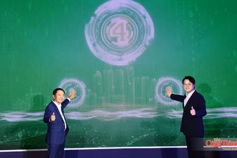 Ông Trần Văn Chín, Chủ tịch Arobid.com và ông Kim Joung Tae CEO CHUNGYONG23 Corp, thực hiện nghi thức ra mắt trung tâm số CHUNGYONG23-Powered by Arobid.com. (Ảnh: A.T)