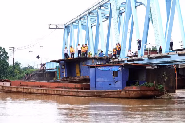 Tỉnh Quảng Trị khẩn trương triển khai phương án xử lý cụm sà-lan mắc kẹt tại cầu đường sắt Mỹ Chánh, xã Nam Hải Lăng. (Ảnh: H.M)