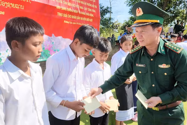 Lãnh đạo Bộ đội Biên phòng Quảng Trị trao quà cho học sinh Trường phổ thông dân tộc nội trú La Cồ. (Ảnh: PHAN VĨNH)
