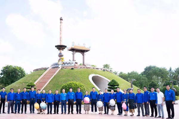 Đoàn đại biểu Trung ương Đoàn Thanh niên Nhân dân Cách mạng Lào thăm Di tích quốc gia đặc biệt Thành Cổ Quảng Trị. (Ảnh: Tỉnh Đoàn Quảng Trị)