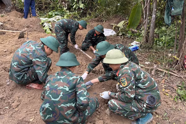 Đội 584 phát hiện, quy tập hài cốt liệt sĩ tại khu phố Trí Bưu, phường Quảng Trị. (Ảnh: Xuân Diện)