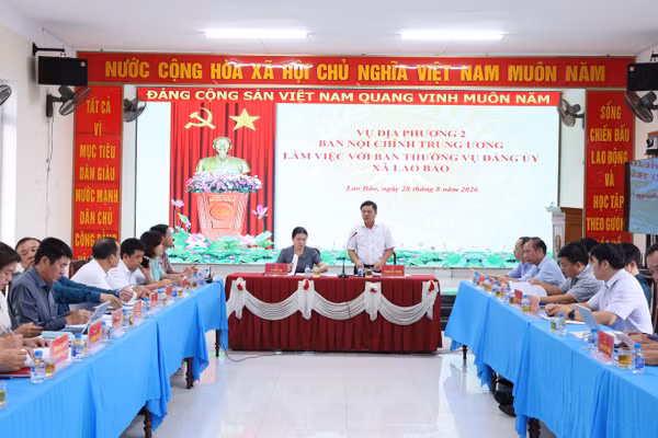 Vụ Địa phương II, Ban Nội chính Trung ương và Ban Nội chính Tỉnh ủy Quảng Trị làm việc với Ban Thường vụ Đảng ủy xã Lao Bảo. (Ảnh: H.M)