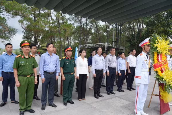 Các đại biểu dâng hoa tri ân các anh hùng liệt sĩ tại Nghĩa trang liệt sĩ quốc gia Trường Sơn.