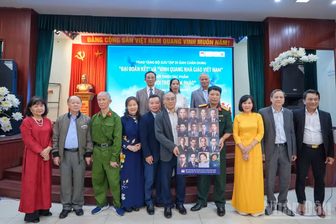 Ban tổ chức trao tượng trưng Bộ sưu tập “Đại đoàn kết” tặng bảo tàng.