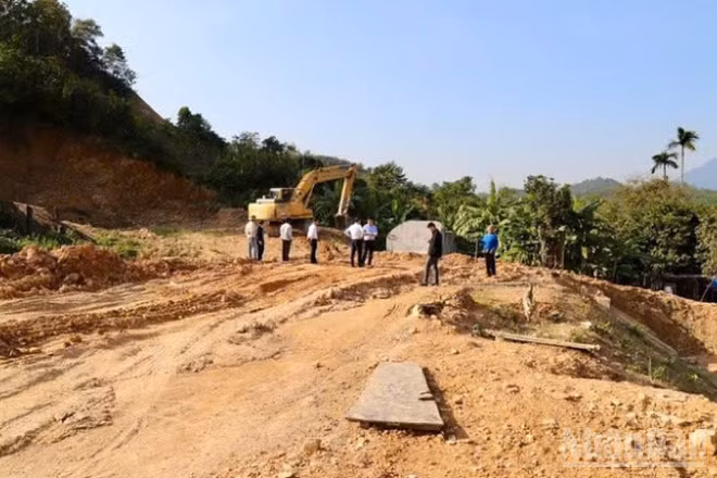Đơn vị thi công huy động máy móc, thiết bị và nhân lực triển khai các hạng mục san gạt, xử lý nền đường, thi công hệ thống thoát nước.