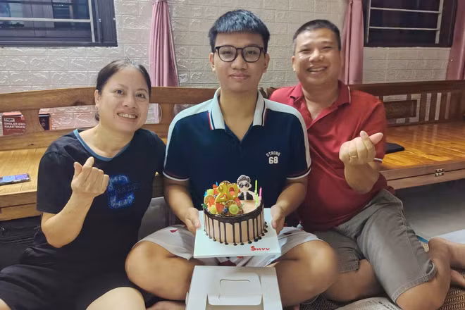 Gia đình hạnh phúc của vợ chồng tiếp viên đường sắt Đinh Như Lưu-Trần Thị Vân An cùng con trai.