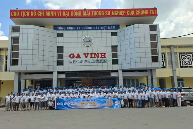 Hơn 300 hành khách xuất phát từ ga Vinh cùng du lịch tới Gia Lai trên chuyến tàu Charter đầu tiên của ngành đường sắt Việt Nam.